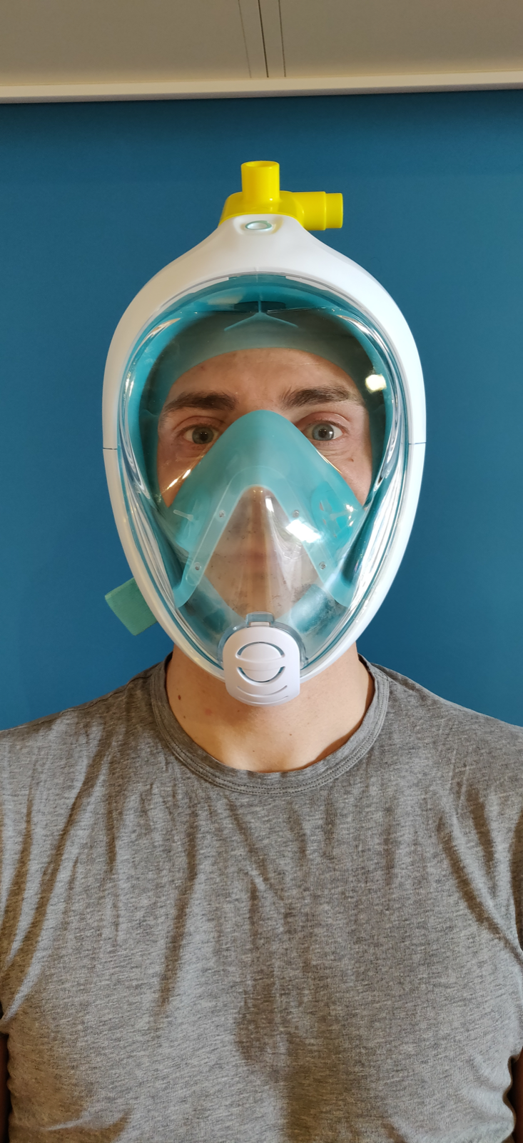 Maschera Charlotte indossata, con valvola gialla stampata in 3D